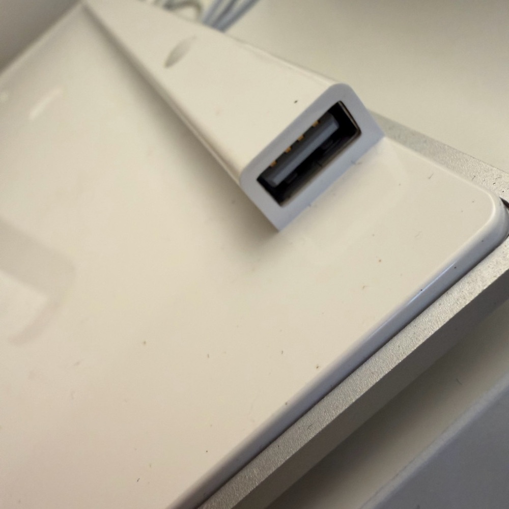 Apple Wired Keyboard with Numeric Keypad Compatible - Picture 8 of 9